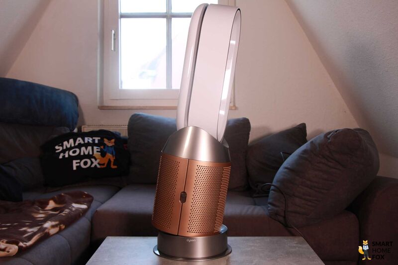 Der Dyson Purifier Hot+Cool Formaldehyde HP09 ist nach vorne (unten) gekippt und ausgerichtet.